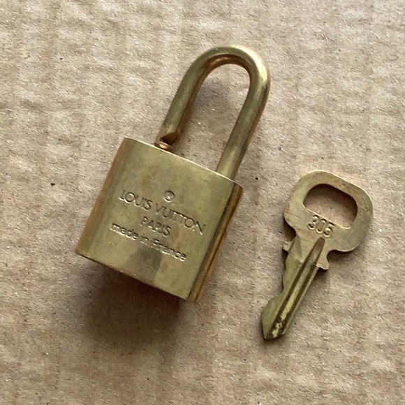 #305 Authentic Louis Vuitton Vintage Padlock Lock & Key Set - Picture 4 of 5